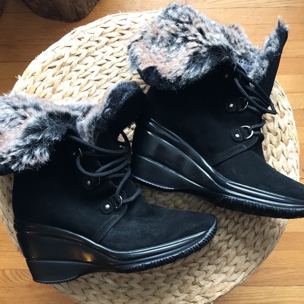Aquatalia black suede leather lace up boots. Made in Italy. Super stylish.